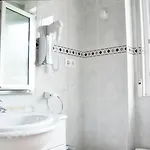 Watsay Surf House אכסניה Santoña